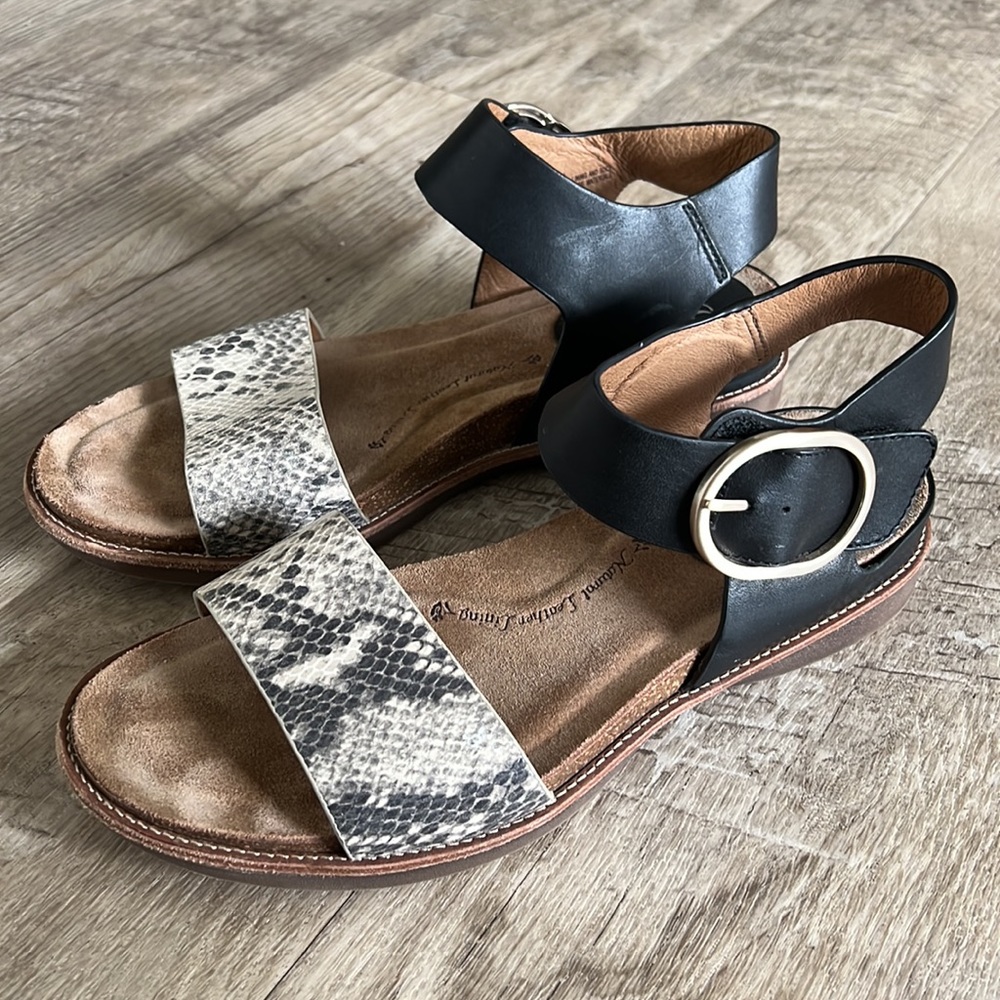 Sofft Women’s Bali Black Cream Snake Sandals.